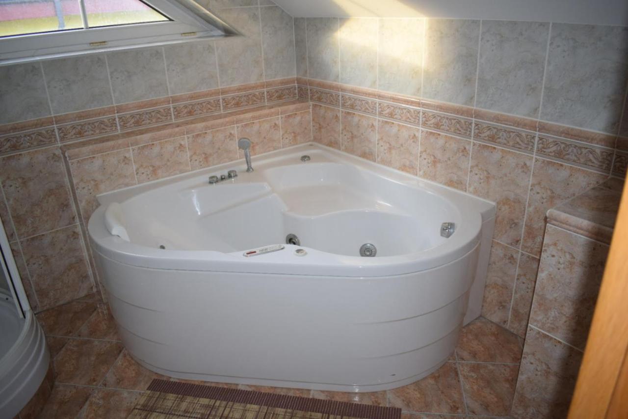 Comenius Apartments - Apartmany Na Rohu スヴィドニーク エクステリア 写真