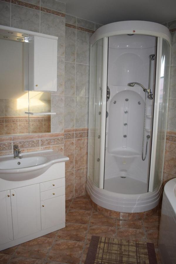 Comenius Apartments - Apartmany Na Rohu スヴィドニーク エクステリア 写真